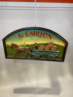 une affiche suspendue au plafond d'un magasin