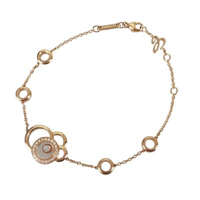 gros plan d'un bracelet sur fond blanc