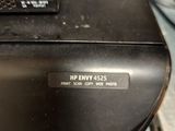 un gros plan d'une radio posée sur une table