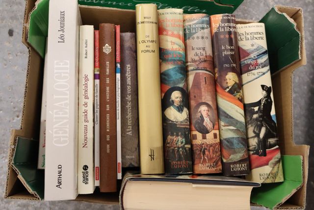 2 cartons dont livres sur la généalogie, Payot, COURTELINE en 10 ...