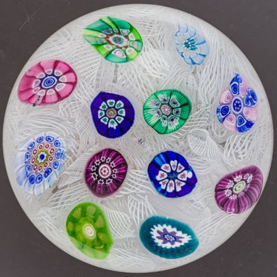 un gros plan d'une plaque de verre sur laquelle sont disposées de nombreuses fleurs de différentes couleurs