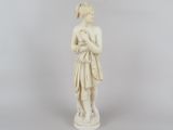 une statue ancienne représentant une femme tenant une fleur dans ses mains