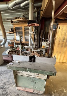 une table sur laquelle se trouve une bouteille, dans une pièce