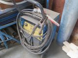 une photo montrant un tas d'outils et de matériel dans un garage