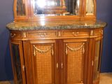 une armoire en bois surmontée d'un miroir