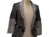 une veste sur un mannequin, avec un torse de mannequin blanc en arrière-plan
