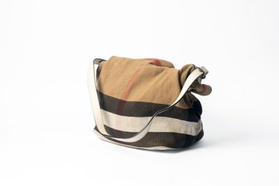 sac à main à carreaux beiges et noirs sur fond blanc