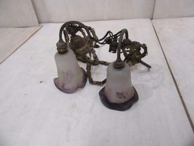 deux lampes posées sur une table blanche
