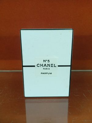 un flacon de parfum Chanel n° 5 posé sur une table