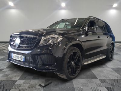 La Mercedes GLS est garée sur un sol à damier dans un garage