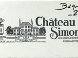 une boîte blanche sur laquelle figure un logo en noir et blanc