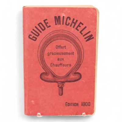 un vieux livre avec une couverture rouge et des lettres noires dessus