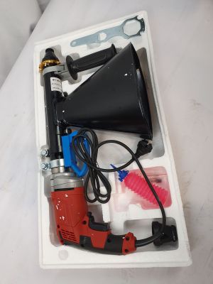 une boîte contenant une corne, une perceuse et d'autres outils