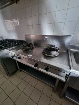 une image d'une cuisine commerciale avec des appareils en acier inoxydable