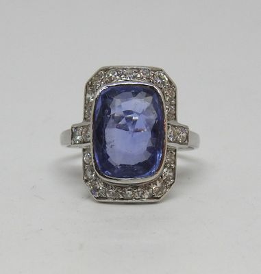 un gros plan d'une bague sertie d'une pierre de Tanzanie et de diamants