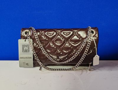 pochette en cuir marron avec bandoulière et fermoir en chaîne