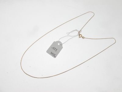 gros plan d'un collier auquel est attachée une étiquette