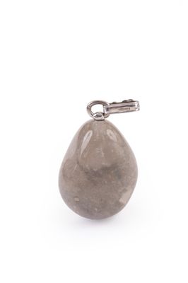 pendentif en pierre grise en forme de larme, muni d'un fermoir en argent, sur fond blanc