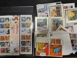 beaucoup de timbres et de cartes postales posés sur une table