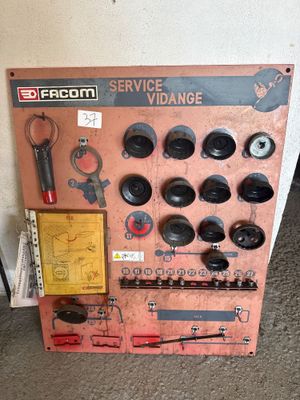 une photo d'une photo d'un tableau de service et de maintenance