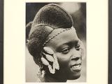 une vieille photo en noir et blanc d'une femme portant des boucles d'oreilles