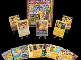 Une collection de cartes à collectionner Pokémon est exposée sur un fond noir.