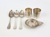 beaucoup de cuillères en argent et de cuillères sur la table