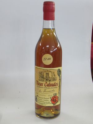 une bouteille de vin à côté d'un verre de vin