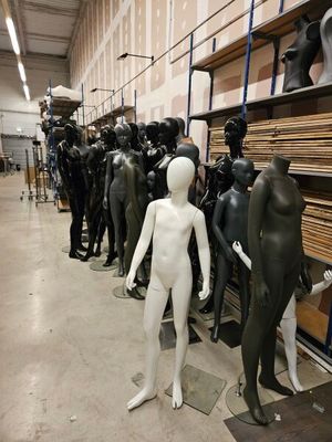 Important ensemble de mannequins en pied, buste de mannequin…