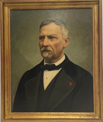 portrait d'un homme en smoking, une rose rouge à la boutonnière