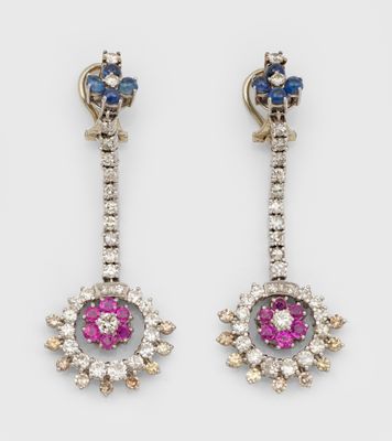 une paire de boucles d'oreilles en saphirs roses et bleus et en diamants