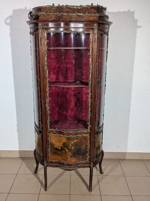 une vitrine en verre recouverte de velours rouge
