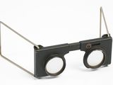 une paire de lunettes posée sur une table
