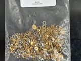 un sac contenant des anneaux métalliques dorés posé sur une table noire