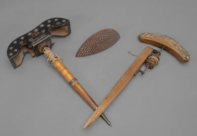 trois types d'outils différents sont présentés sur une surface grise