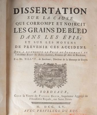 un vieux livre écrit posé sur une table