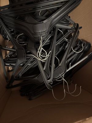 une boîte en carton remplie d'une multitude de fourchettes et de cuillères