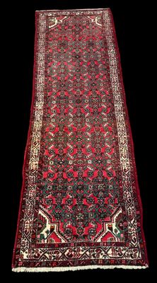 un tapis rouge et noir sur fond noir