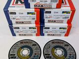 deux disques métalliques sont empilés l'un sur l'autre