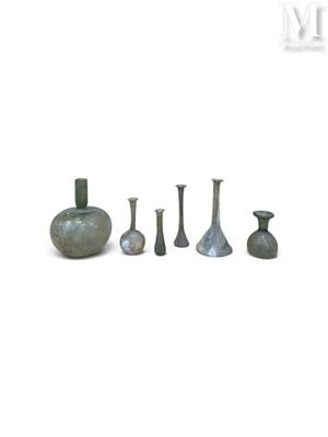 cinq vases posés les uns à côté des autres sur une table