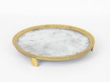 plateau en laiton orné d'un miroir, posé sur une surface blanche