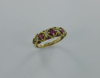 Bague or sertie de pierres et de diamants.