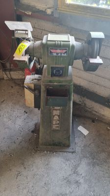 une machine qui se trouve à l'intérieur d'un bâtiment