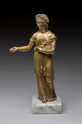 l'image d'une statue représentant une femme tenant un bébé dans ses bras
