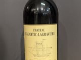 une bouteille de vin posée sur une table