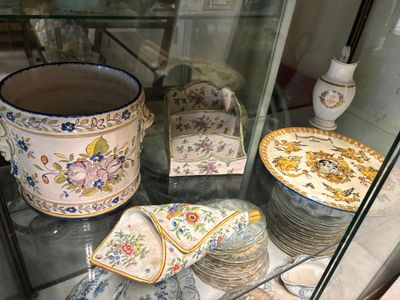 de nombreuses assiettes et tasses exposées dans une vitrine