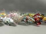 tout un tas d'oiseaux en bonbons alignés sur la table