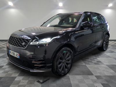 une Land Rover noire garée sur un sol à damier dans un showroom