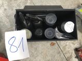 une boîte posée par terre, contenant tout un tas de chaussures