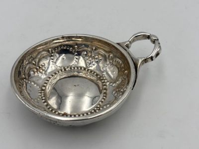 Beau tastevin bourguignon en argent gravé, l'anse en double … - Photo 1